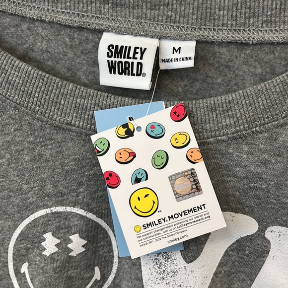 Women's SmileyWorld Love Above All Graphic Sweatshirt Gray M Smiley Company NWT - Picture 10 of 13